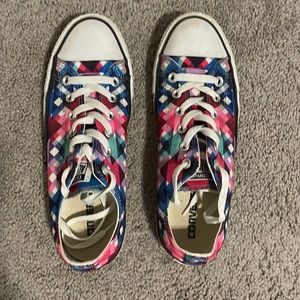 Barely worn low top converse multi color
